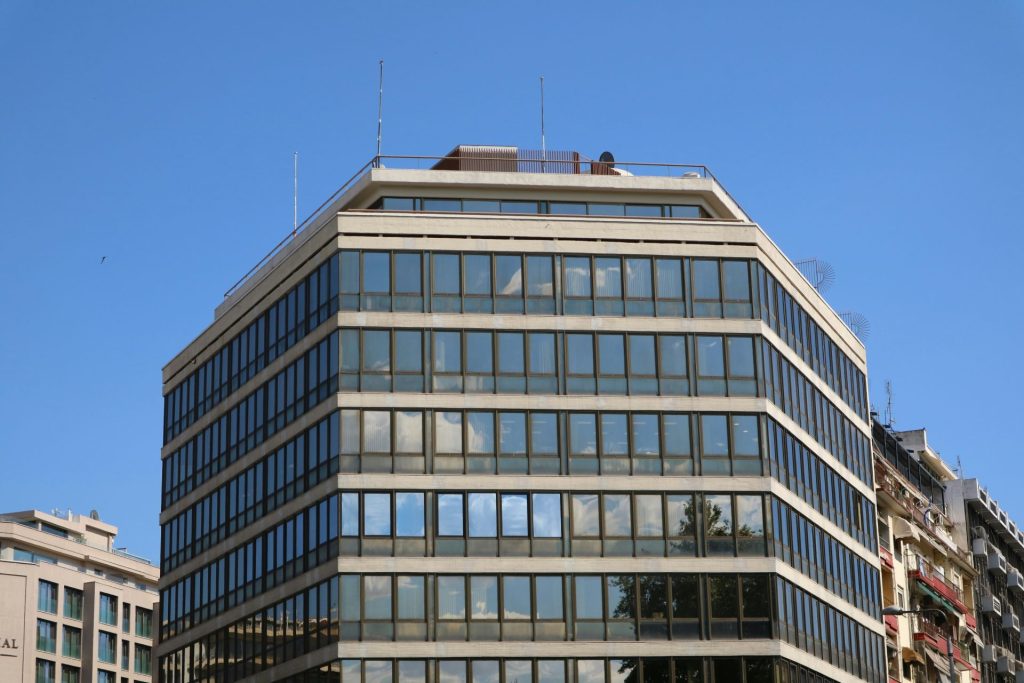 Edificio de oficinas moderno con ventanas de vidrio reflectante